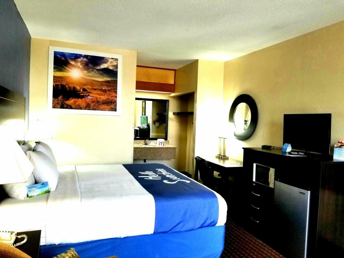 Days Inn By Wyndham Easley West Of Greenville/Clemson Area Buitenkant foto