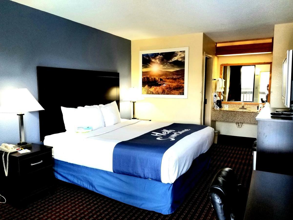 Days Inn By Wyndham Easley West Of Greenville/Clemson Area Buitenkant foto